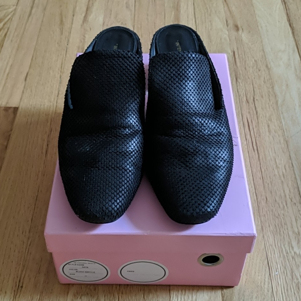 Black reptile mules
